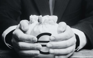 Die Hände eines Mannes halten einen Leinensack mit einem Euro-Zeichen darauf