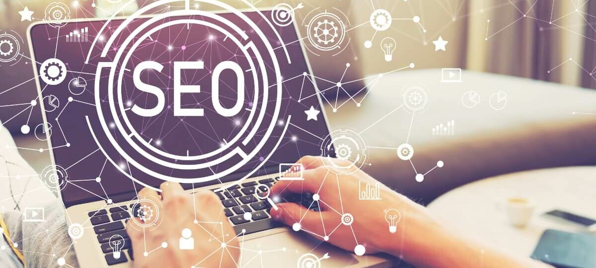 Hände am Laptop, mit Text Overlay: SEO.