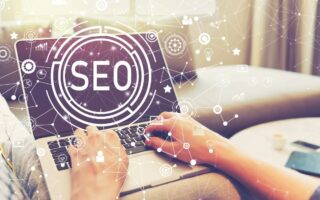 Hände am Laptop, mit Text Overlay: SEO.