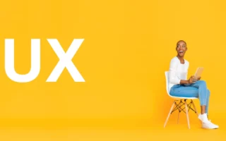Frau sitzt lächelnd auf einem Stuhl mit einem Tablet in der Hand vor einem gelben Hintergrund, neben dem groß die Buchstaben 'UX' stehen. Symbolisiert Nutzerfreundlichkeit und modernes Design.