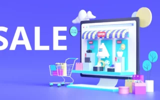 Illustration eines Online-Shops auf einem Computerbildschirm mit dem Schriftzug 'SALE' auf der linken Seite. Der virtuelle Shop zeigt reduzierte Artikel wie Kleidung und Accessoires, begleitet von einem Einkaufswagen voller Pakete und einer farbenfrohen Darstellung im modernen Stil auf blauem Hintergrund.
