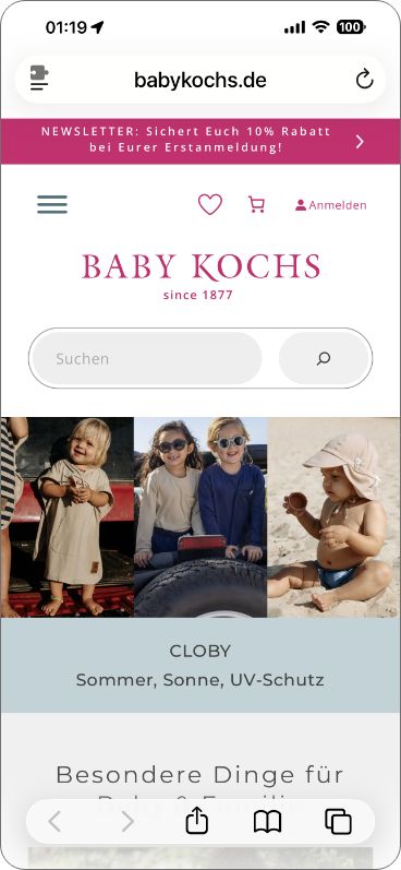 Ein Handybildschirm, auf dem die Website babykochs.de zu sehen ist. Auf dem Bildschirm sind die Kopfzeile der Website, eine Suchleiste und eine Collage aus drei Bildern zu sehen, die Babys und Kleinkinder im Freien zeigen. Unter der Collage steht der Text „CLOBY Sommer, Sonne, UV-Schutz“.